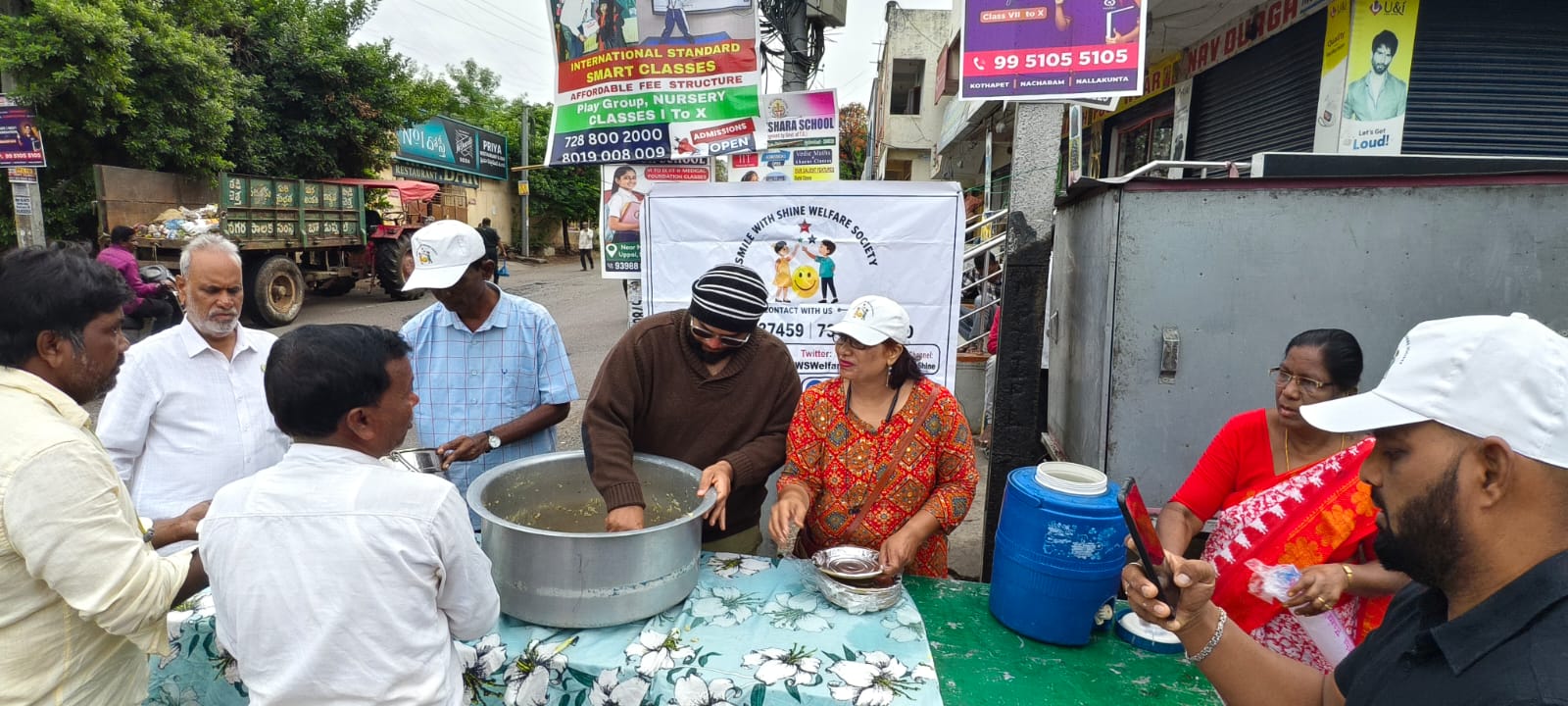 Roadside breakfast service for daily wage workers in Hyderabad