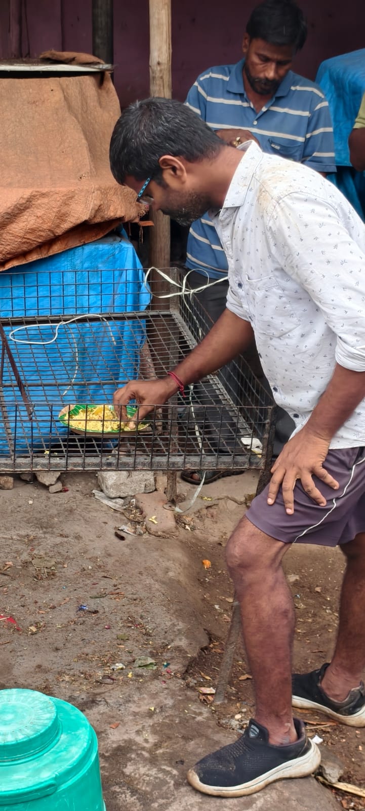 The Smile With Shine Welfare Society Tuesday breakfast drive in progress on a Hyderabad roadside on July 21, 2026